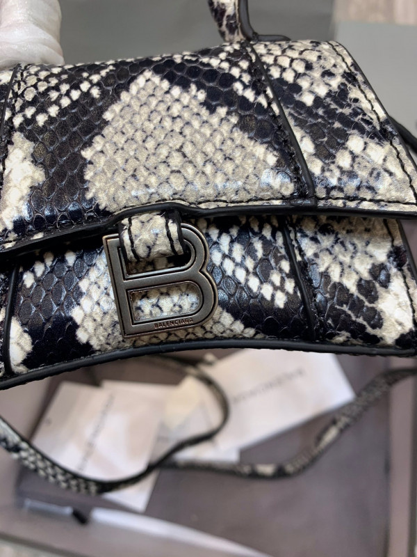 Ba*len*cia*ga hourglass