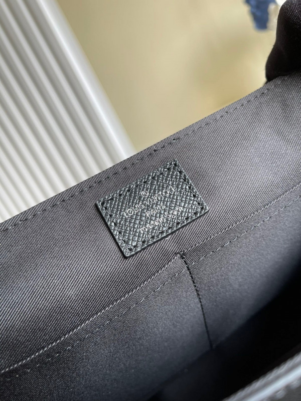 l0*is V*t0n new messenger