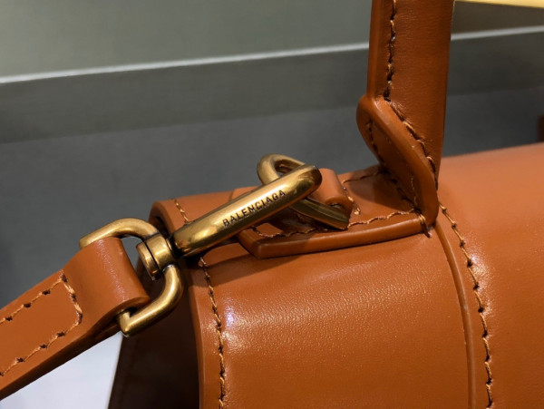 Ba*len*cia*ga hourglass