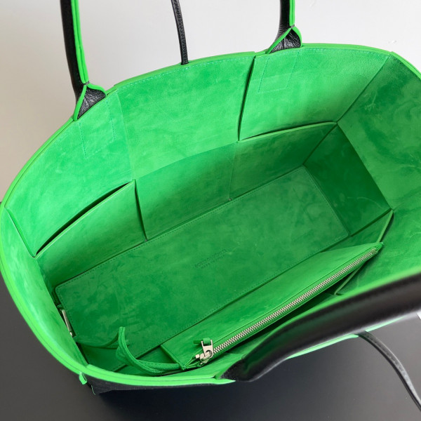 bo*te*ga Ve*ne*ta arco medium tote