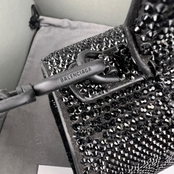 Ba*len*cia*ga hourglass