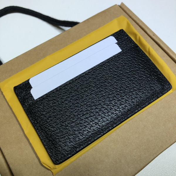 G*u*i off the grid card case