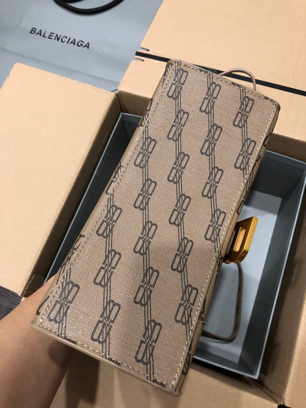 Ba*len*cia*ga hourglass