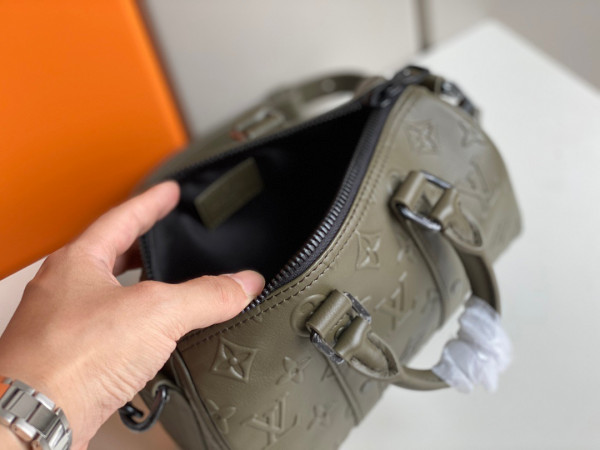 l0*is V*t0n keepall xs