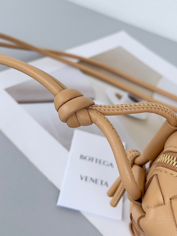 bo*te*ga Ve*ne*ta mini loop camera bag