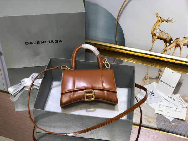 Ba*len*cia*ga hourglass