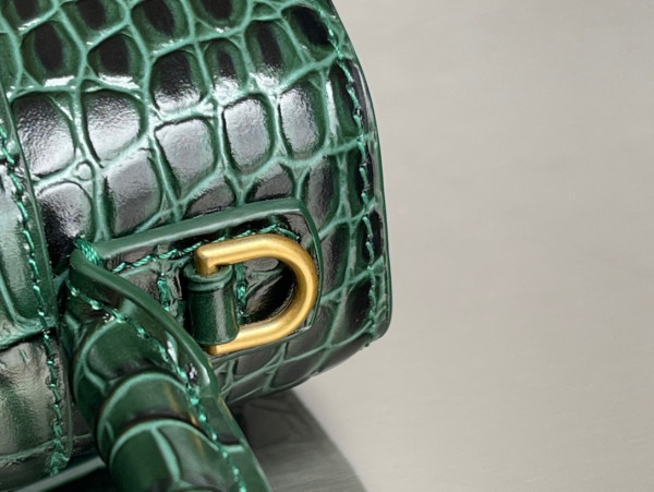 Ba*len*cia*ga hourglass