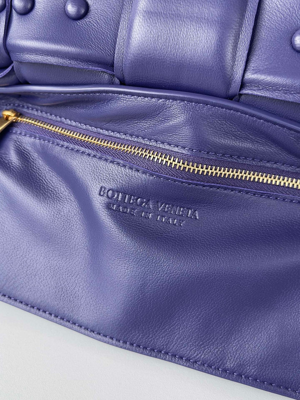 bo*te*ga Ve*ne*ta the chain cassette