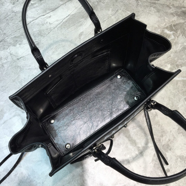 Ba*len*cia*ga classic city graffiti