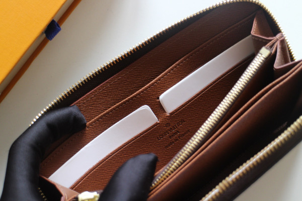 l0*is V*t0n zippy wallet