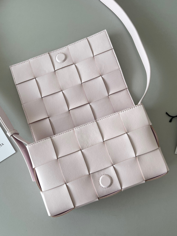 bo*te*ga Ve*ne*ta cassette