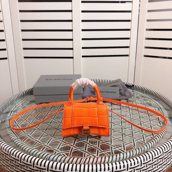 Ba*len*cia*ga hourglass