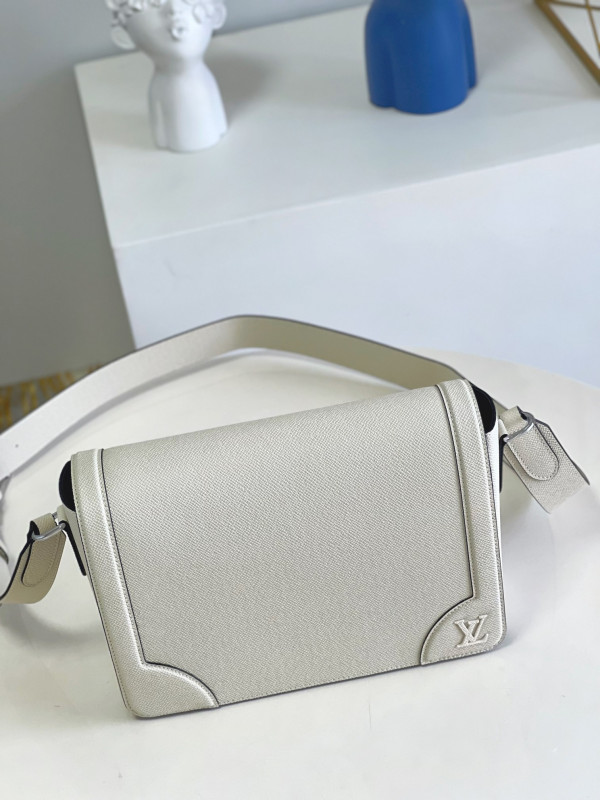 l0*is V*t0n new flap messenger