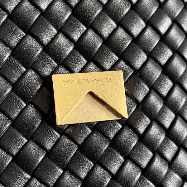 bo*te*ga Ve*ne*ta  small cobble shoulder bag