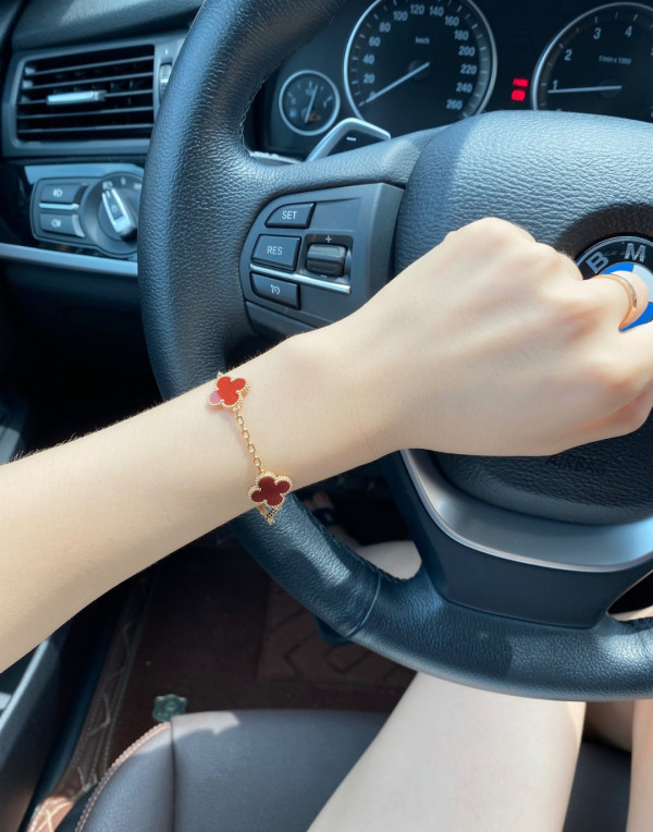 V*N CL*F & arpels perlée bracelet