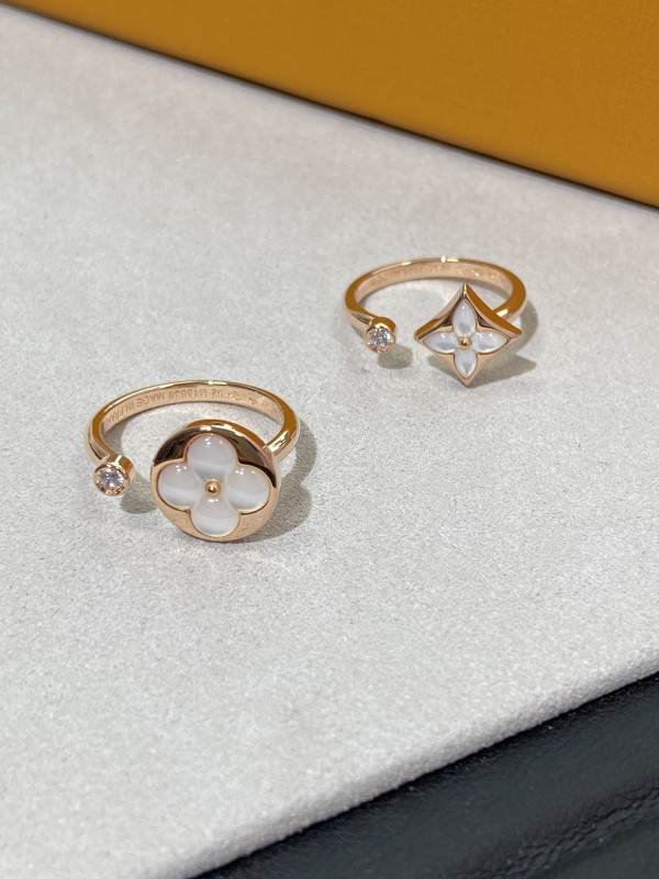 l0*is V*t0n earrings