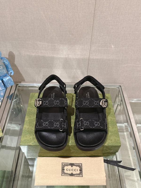 G*u*i slide sandals