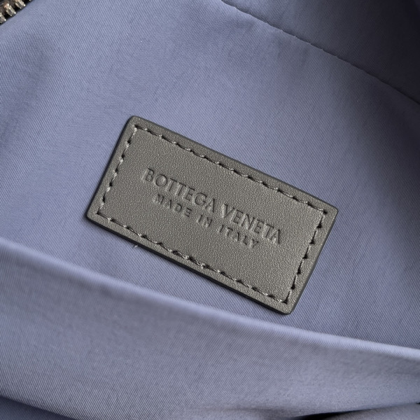 bo*te*ga Ve*ne*ta intrecciato leather wallet-on-strap