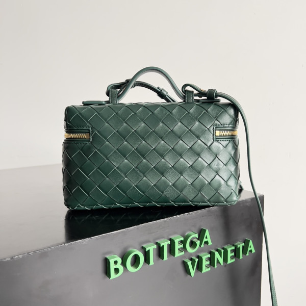 bo*te*ga Ve*ne*ta  vanity case crossbody bag