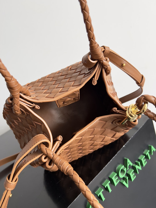 bo*te*ga Ve*ne*ta andiamo parachute small shoulder bag