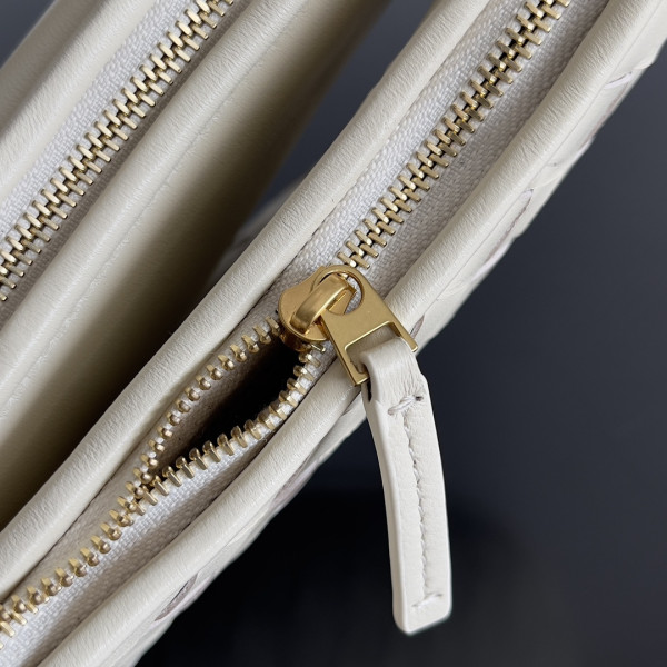 bo*te*ga Ve*ne*ta  gemelli messenger