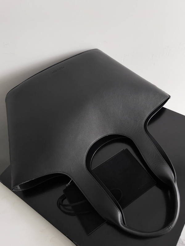 bo*te*ga Ve*ne*ta medium creek tote