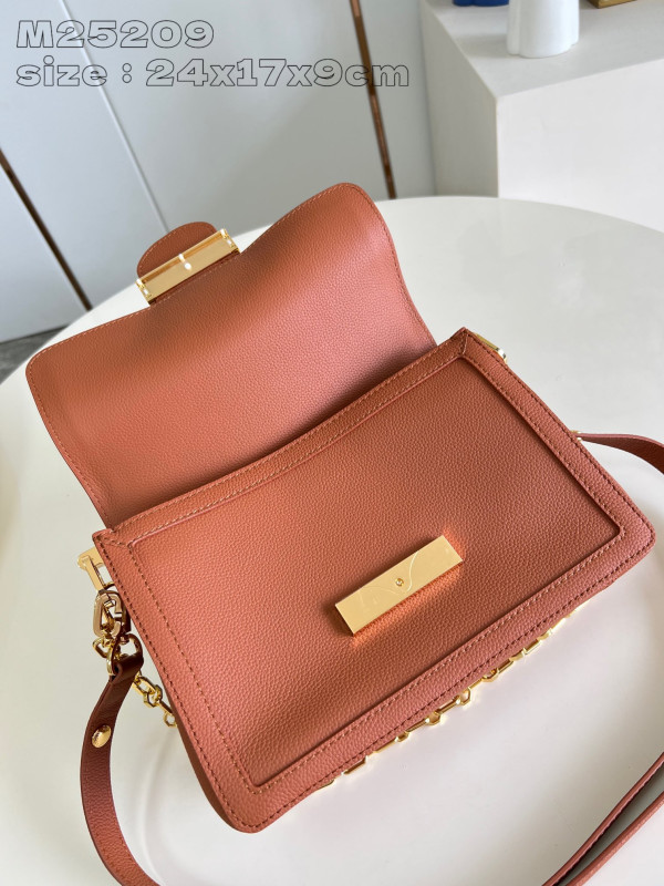 l0*is V*t0n dauphine mm