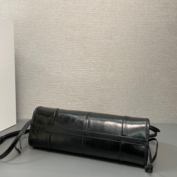 Pra*a medium leather handbag