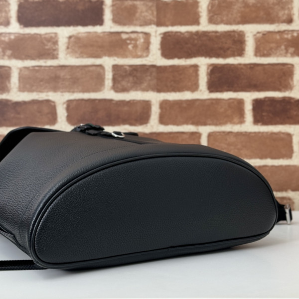 G*u*i large backpack with web