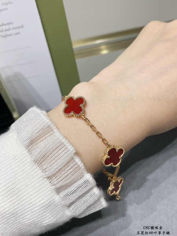 V*N CL*F&arpels perlée bracelet