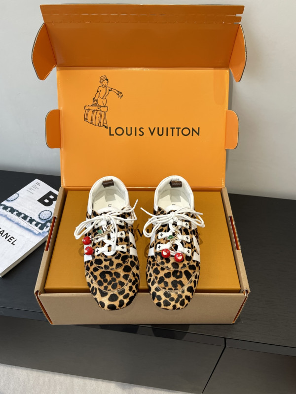 l0*is V*t0n sneakerina