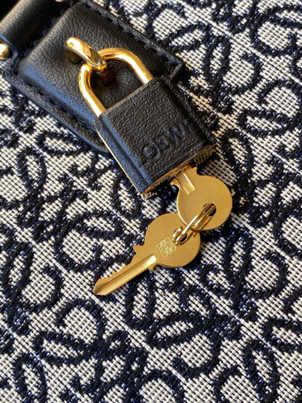 L0ew* amazona 23 bag in soft grained calfskin - 23*10*15cm