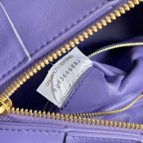 bo*te*ga Ve*ne*ta brick cassette