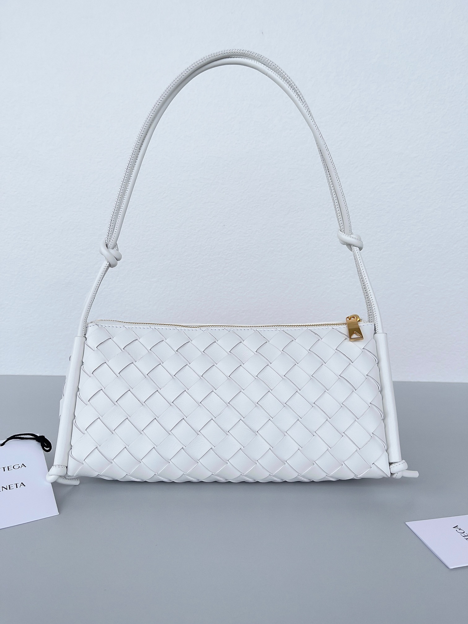 bo*te*ga Ve*ne*ta pouch on strap