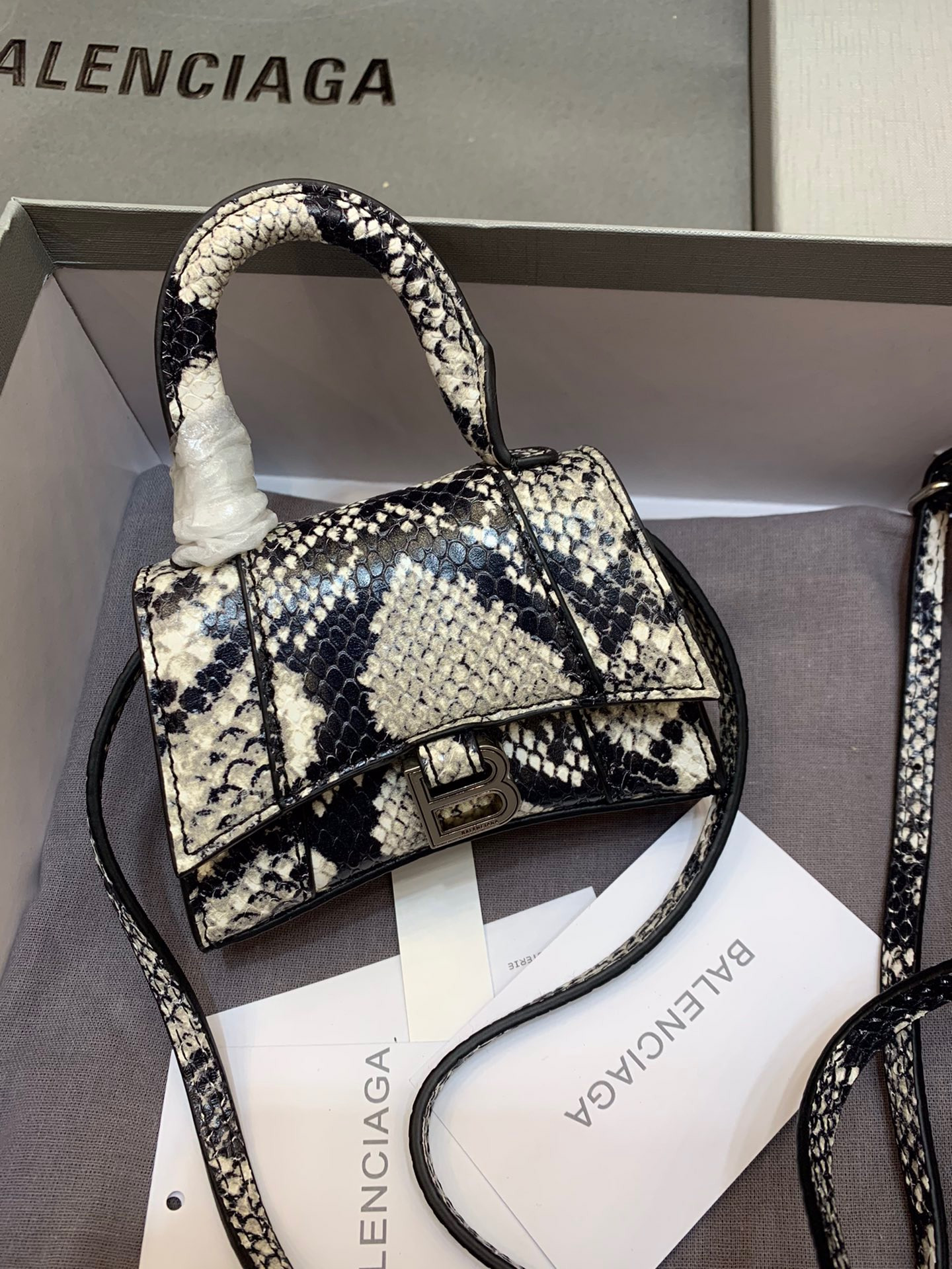 Ba*len*cia*ga hourglass