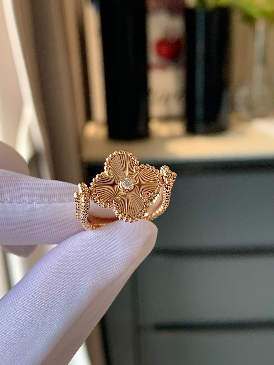 V*N CL*F & arpels perlée reversible ring