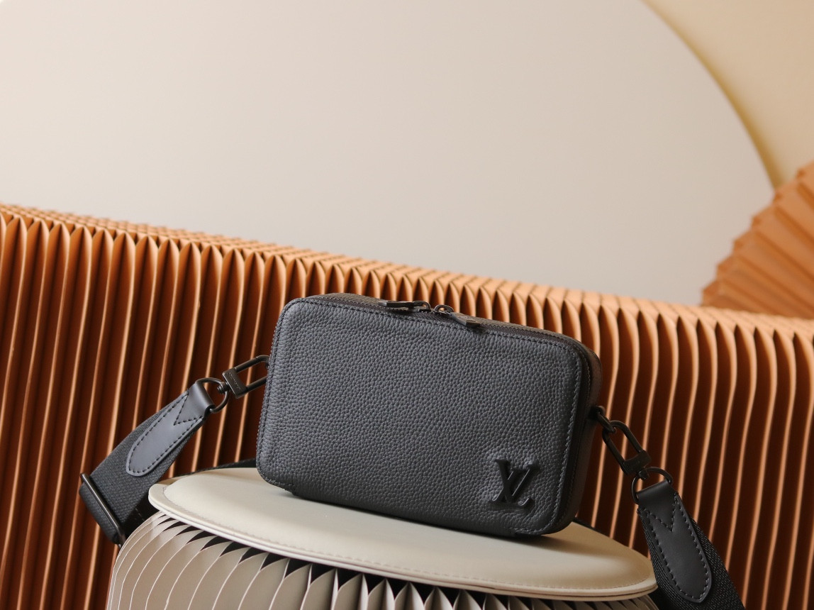 l0*is V*t0n alpha wearable wallet