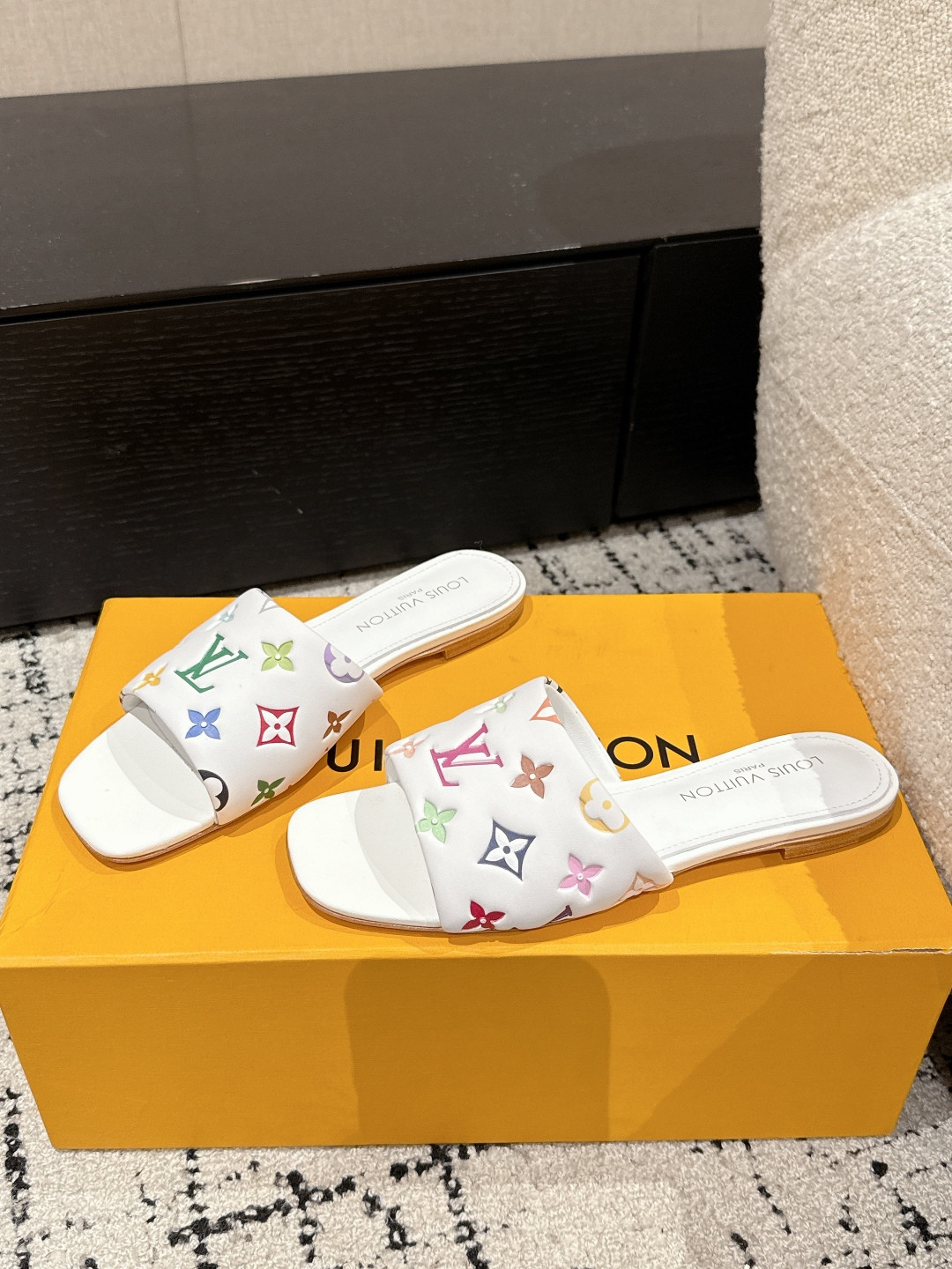 l0*is V*t0n slippers