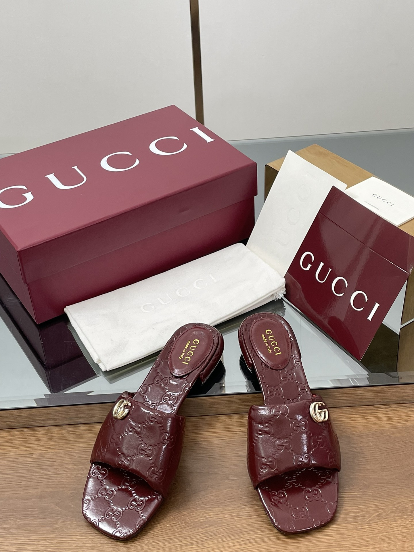 G*u*i women's sandal